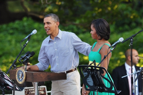 Barack Obama, ayer, junto a su mujer en la Casa Blanca. | Afp