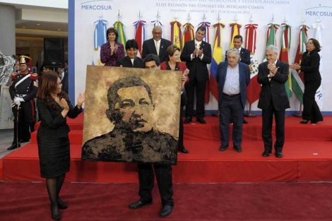 Los participantes en la cumbre, con un cuadro de Chvez, que se incorpora a Mercosur.| Afp