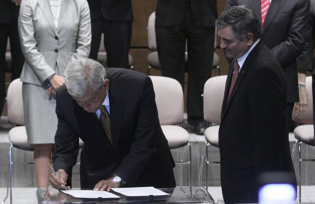Lpez Obrador, en el momento en que firmaba el pacto. | Efe