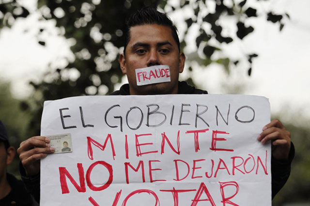 Un hombre denuncia trabas para votar.| Reuters