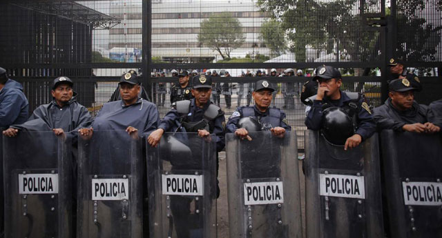 La policía vigila el Instituto Electoral durante el recuento.| Reuters