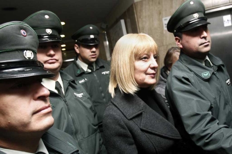 La albacea de Augusto Pinochet , Julia Hormazabal, sale de los Juzgados.| Efe