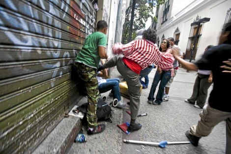 Imagen de una escena violenta en las calles de Caracas en 2009. | Afp
