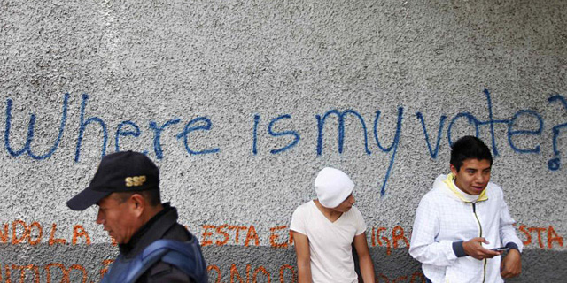 Un pintada en Ciudad de México pregunta por el destino de los votos. | Reuters