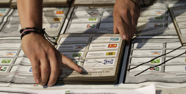 Funcionarios mexicanos recuentan los votos de las elecciones presidenciales. | Reuters