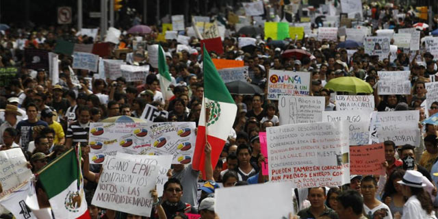Miles de personas se han concentrado en Mxico DF. | Reuters