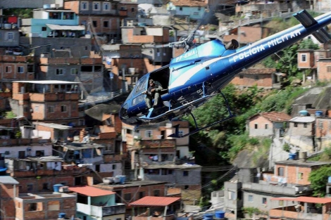 Un helicptero sobrevuela la favela del Complexo de Alemao.| Afp