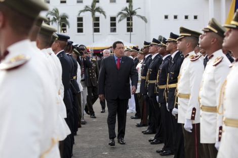 El presidente Chávez, en un acto con militares. | Reuters