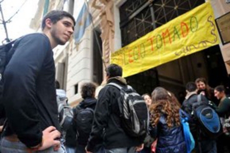 Imagen de los estudiantes en la puerta del colegio Carlos Pellegrini.