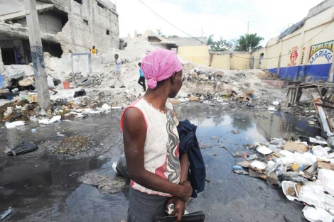 Una mujer observa una calle devastada por el terremoto.| Afp