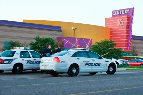 Coches de polica a las puertas del cine en el que se ha producido la matanza. | Afp