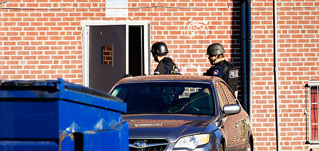 Agentes de polica, ante la casa del sospechoso. | Reuters