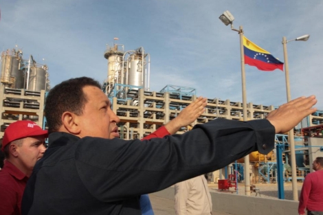 Hugo Chvez en una visita a un complejo industrial. | Efe