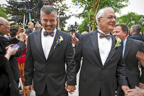 Un congresista demcrata de EEUU de la mano de su marido tras su boda. | El Mundo