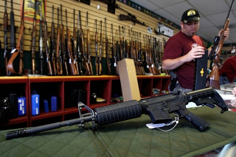 Un rifle de asalto en una armera en Colorado. | Reuters
