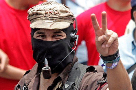 El subcomandante Marcos en una marcha en Mxico D.F. | Luis Acosta/AFP