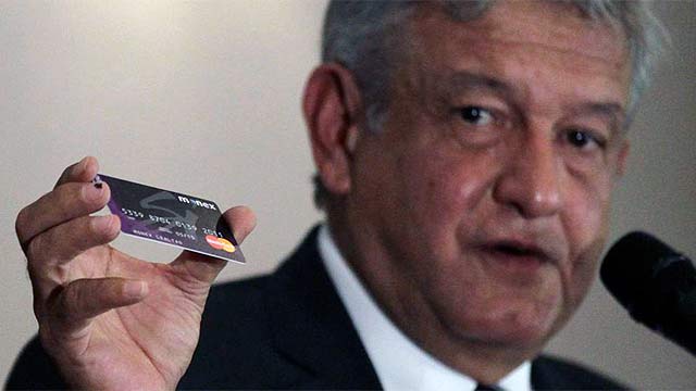 López Obrador muestra una de las pruebas durante la rueda de prensa. | Reuters