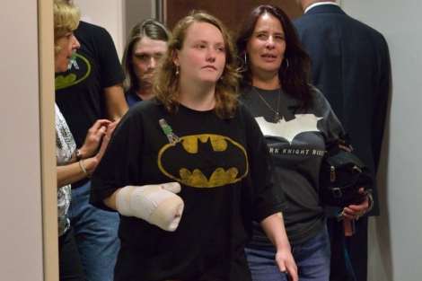 Familiares de las vctimas asisten con camisetas de Batman a la comparecencia de Holmes. | Efe