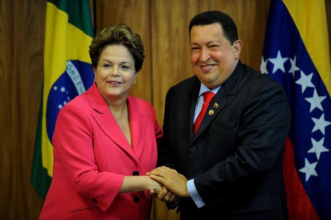 Dilma Rousseff da la bienvenida a Hugo Chvez a su llegada a Mercosur. | Afp