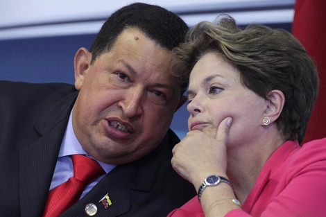 Hugo Chávez habla con Dilma Rousseff durante la cumbre de Mercosur. | Reuters