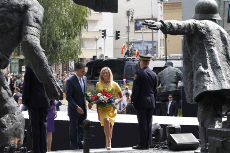 Romney y su esposa, en el Monumento al Soldado Desconocido, en Varsovia. | Reuters