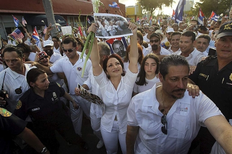 Gloria Estefan, en una marcha por las 'Damas de Blanco'. | Joe Raedle