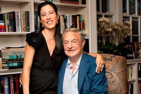 Soros y su prometida, este sbado en su casa de Southampton. Reuters
