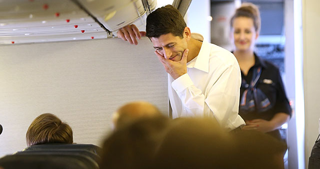 Ryan, en el avin de campaa de Romney. | AFP MS FOTOS