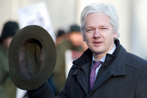 Julian Assange a su entrada en el Alto Tribunal en Londres . | E. M