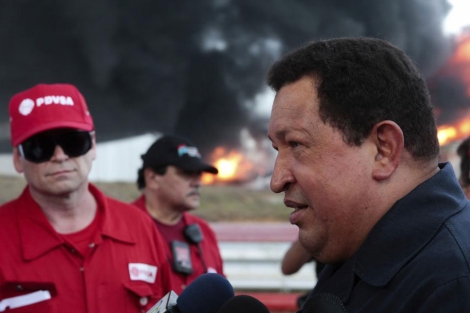 Chvez, con las llamas de la refinera al fondo.| Reuters