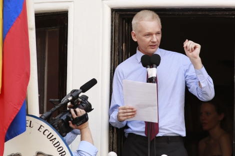 Assange, en su última intervención ante la embajada ecuatoriana en Londres. | Reuters