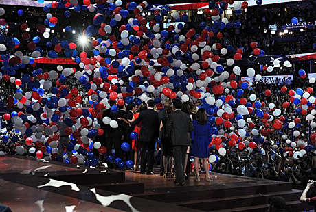 Romney, Ryan y sus familias en el cierre de la convención. | Afp