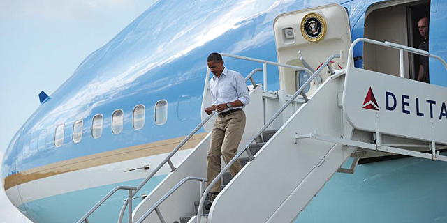 Barack Obama desciende del Air Force One tras aterrizar en Luisiana, | Afp
