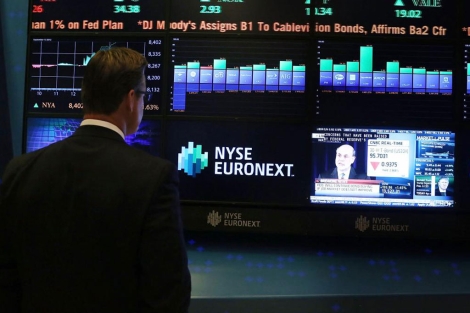 Un corredor de bolsa observa una pantalla mientras habla Bernanke.| Afp