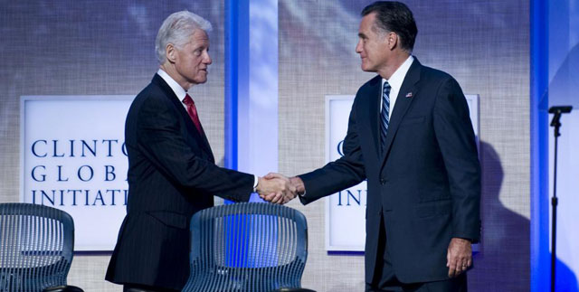 Mitt Romney saluda a Bill Clinton.| Afp