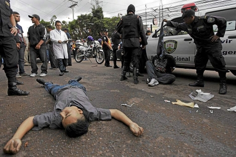 El cadáver de un hombre ligado al crimen organizado en una calle de Tegucigalpa. | Reuters