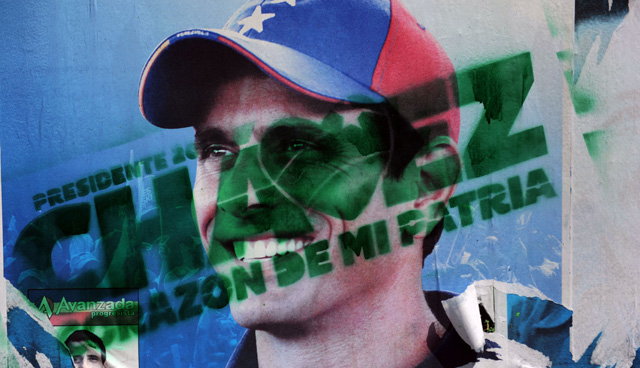 Propaganda electoral de Capriles en Carcas, cubierta por pintadas chavistas. | Afp
