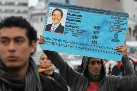 Un manifestante contra la peticin del indulto de Fujimori en el centro de Lima. | Efe