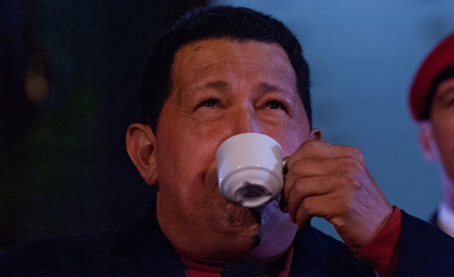 Chávez se bebe un café durante la rueda de prensa. | Efe
