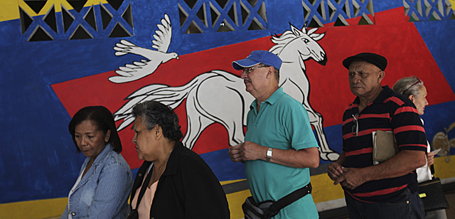 Venezolanos hacen cola para votar en Caracas. | Reuters MS FOTOS