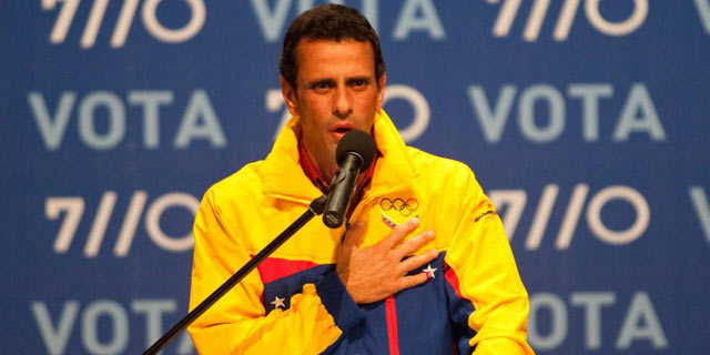Henrique Capriles felicita a Hugo Chávez tras hacerse oficial su victoria en Venezuela. | Efe