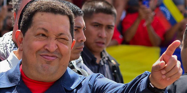 Hugo Chvez saluda a sus seguidores el domingo, en la jornada electoral. | Afp