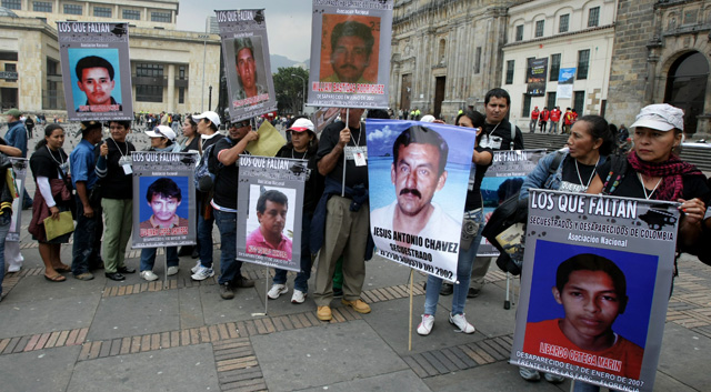 Familiares de las vctimas de las FARC en la Plaza de Bolvar en Bogot. | Efe