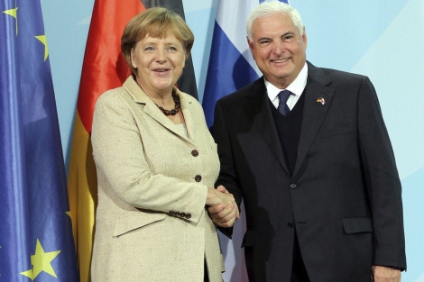 La canciller alemana, Angela Merkel, estrecha la mano del presidente panameo, Ricardo Martinelli. | Efe