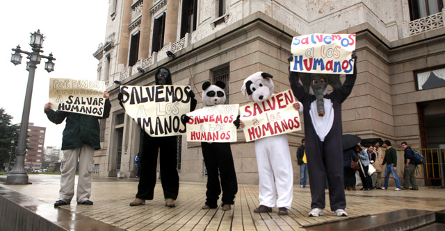 Un grupo de activistas Pro Vida se manifiestan en Montevideo. | Efe