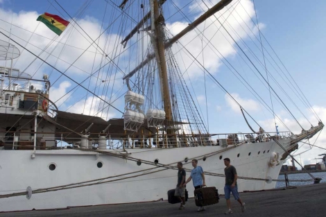 Marineros de la fragata 'Libertad' abandonan el buque con el equipaje. | Afp