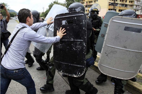 Un estudiantes se enfrenta a la polica por la polmica ley. | Efe