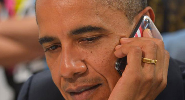 Obama habla por telfono durante un acto de campaa.| Afp