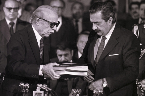 Ernesto Sabatole entrega al presidente Ral Alfonsn el informe 'Nunca Ms'.| Alejandro Cherep