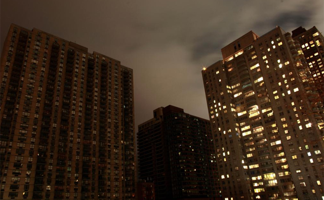 Un edificio a oscuras y otro con luz en la calle 40 de Nueva York. | Afp